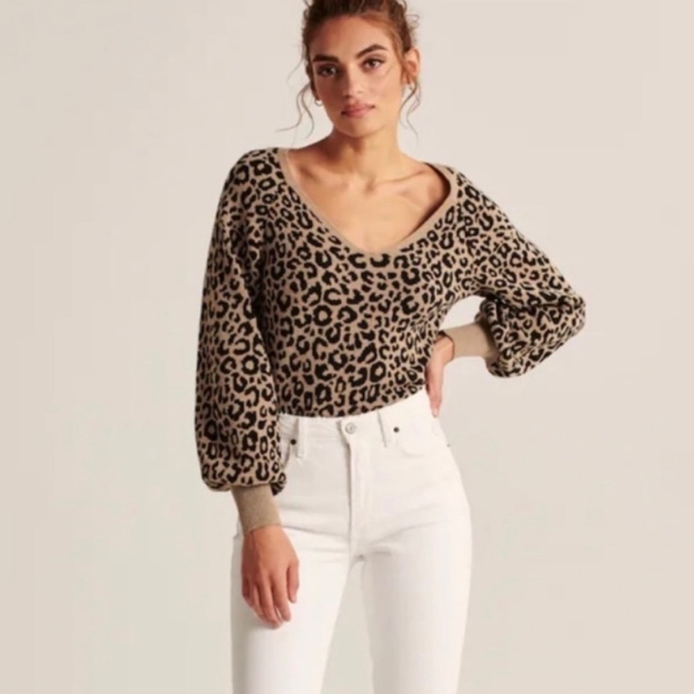 Abercrombie & Fitch Leopard Print BalloonSleeve V-Neck Sweater, Size Medium
